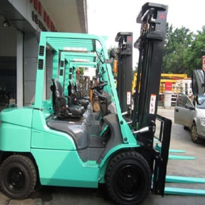 xe nâng dầu 3 tấn chui container