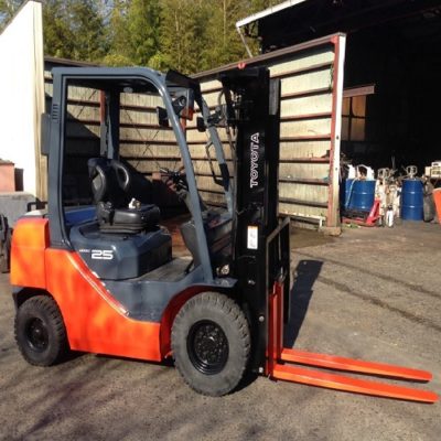 xe nâng dầu chui container