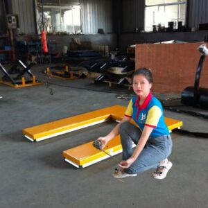 Nhân viên Hưng Việt Kiểm Tra bàn nâng thủy lực chữ U trước khi xuất xưởng