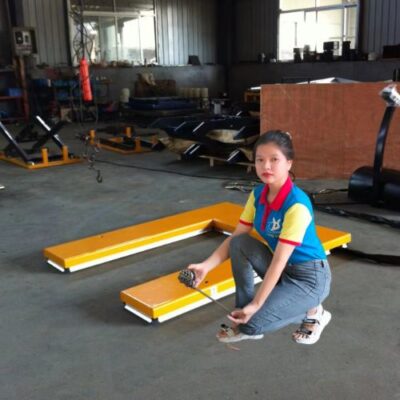 Nhân viên Hưng Việt Kiểm Tra bàn nâng thủy lực chữ U trước khi xuất xưởng