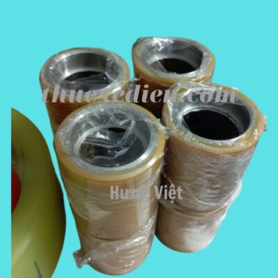 Hai chồng bánh xe nâng điện Heli màu vàng