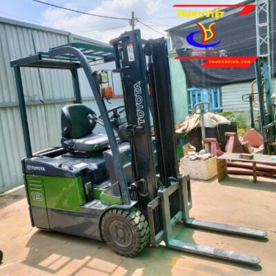 xe nâng điện 3 bánh Toyota màu xanh