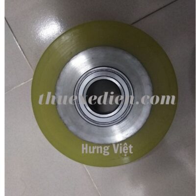 Bánh cân bằng màu xanh chụp trên nền đất