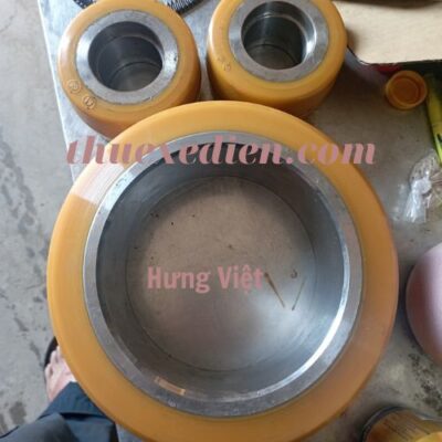 Bánh xe nâng điện Nissan màu vàng gồm bánh lái, bánh tải