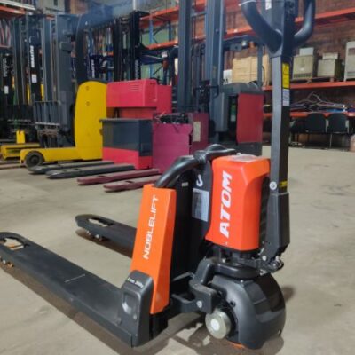 Xe nâng điện 1500kg để trong kho Hưng Việt