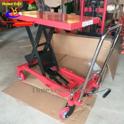xe nâng mặt bàn 300kg màu đỏ trong kho Hưng Việt