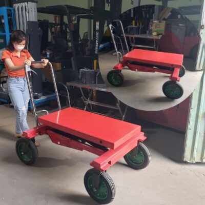 Cô gái vận hành xe nâng địa hình màu đỏ